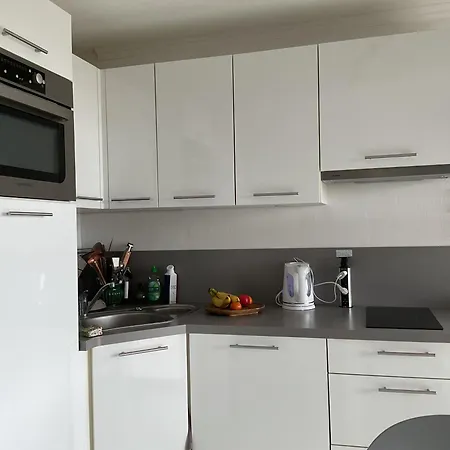 8 Personnes Dans 2 Dans Le Meme Immeuble Appartement *